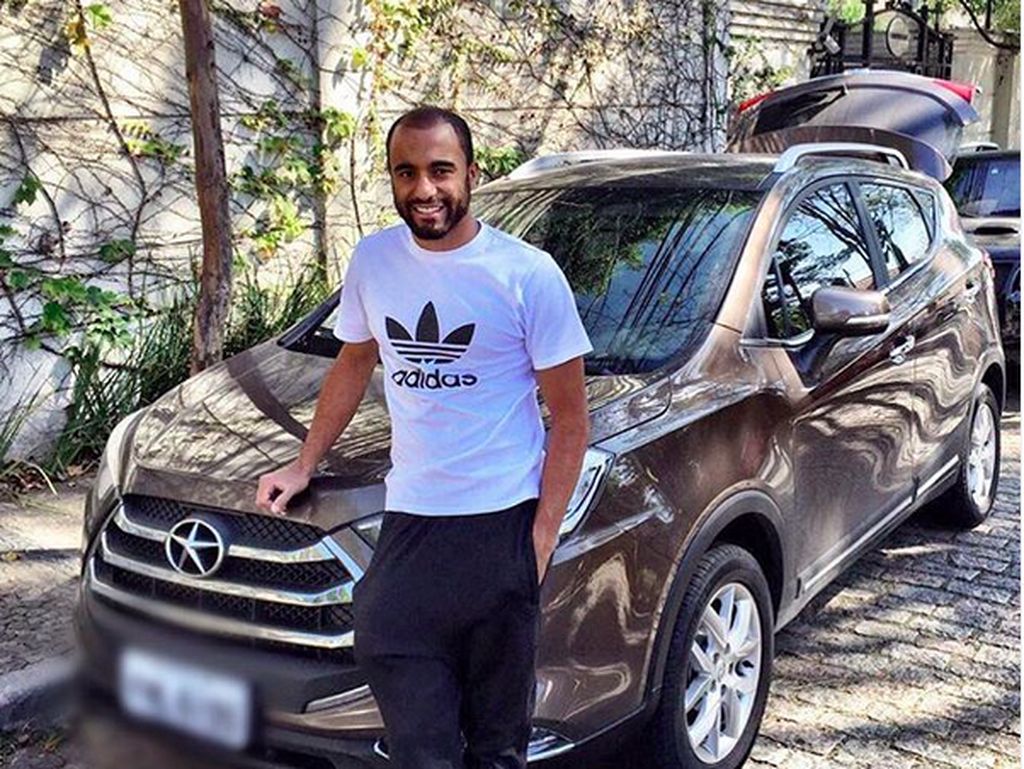 Gaya Lucas Moura di Depan Mobil, Ada Mobil China Juga Gaya Lucas Moura di Depan Mobil, Ada Mobil China Juga