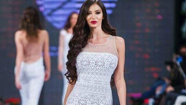 Foto Mantan Pacar Neymar yang Dihujat, Ukur Kesuksesan Cinta dengan Ferrari