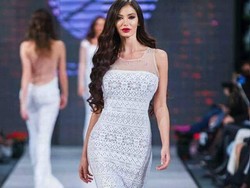 Gara-gara High Heels, Model Cantik Nyetir Lamborghini Hingga Nyemplung Kolam