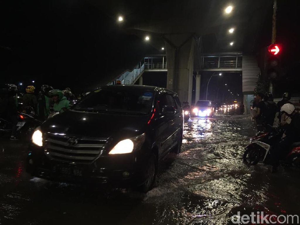 Jl Swadarma Raya Banjir, Kebayoran Lama Arah Ciledug Macet Parah Jl Swadarma Raya Banjir, Kebayoran Lama Arah Ciledug Macet Parah