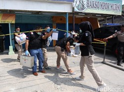 Densus Amankan 2 Koper Berisi Alat Peracik Bom-Buku di Toko HP Bekasi