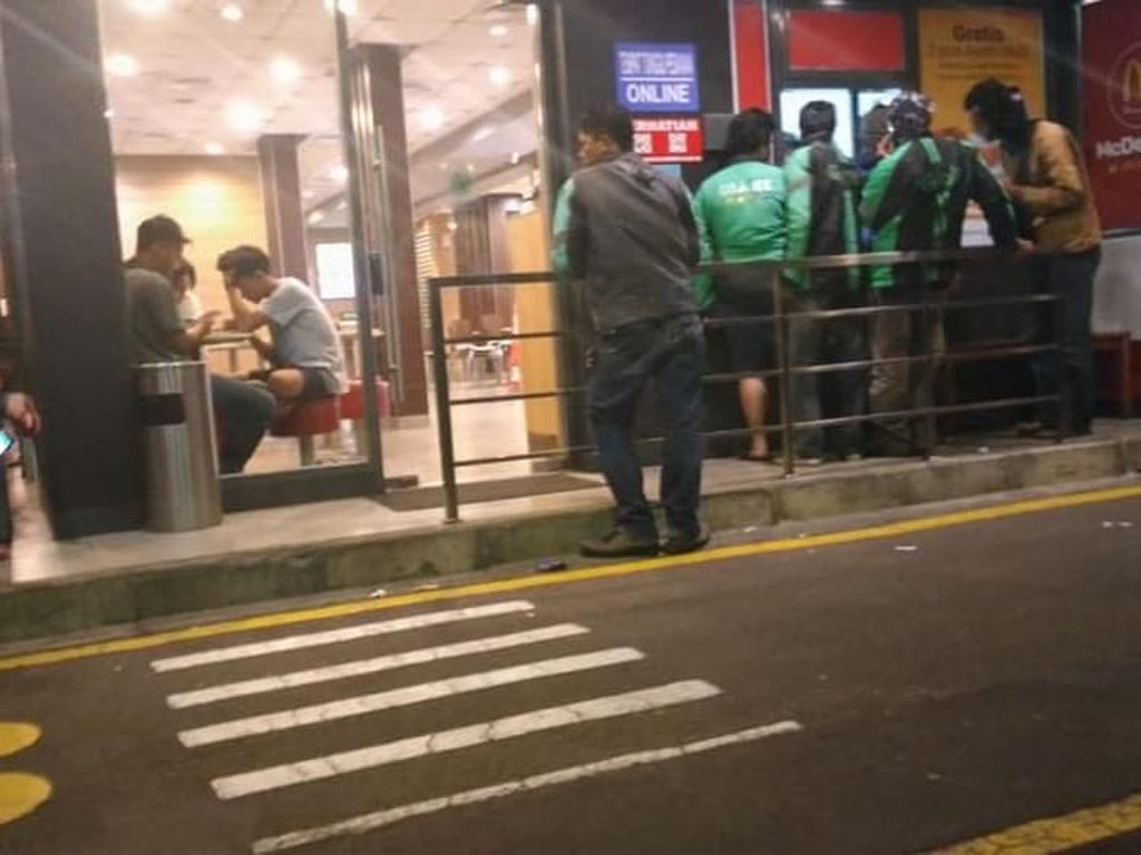 Dapat Order Dekat Waktu Imsak, Kisah Ojol Beli Makanan Sahur Ini Jadi Viral Dapat Order Dekat Waktu Imsak, Kisah Ojol Beli Makanan Sahur Ini Jadi Viral