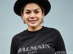 Nikita Mirzani Serahkan Bukti-bukti Pernikahan dengan Dipo Latief