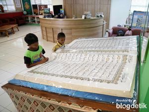 6 Tempat di Indonesia yang Punya Al Quran Raksasa 6 Tempat di Indonesia yang Punya Al Quran Raksasa
