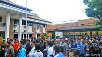 Massa berkumpul sambil menyanyikan lagu-lagu dukungan untuk Persibara Banjarnegara.