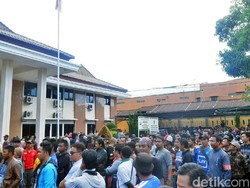 Massa berkumpul sambil menyanyikan lagu-lagu dukungan untuk Persibara Banjarnegara.