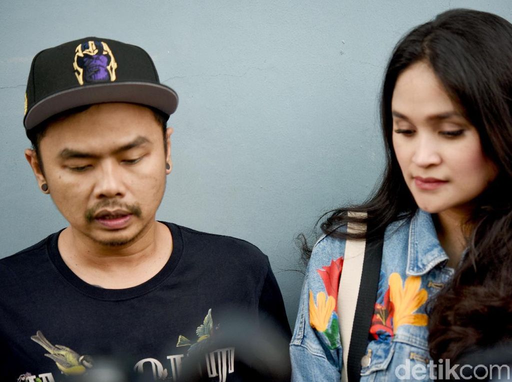 Rumah Tangga Wendy Cagur Nyaris Hancur karena Guna-guna Rumah Tangga Wendy Cagur Nyaris Hancur karena Guna-guna