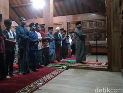 Ekspres! Salat Tarawih 23 Rakaat Hanya 7 Menit di Padepokan Anti Galau