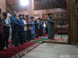 Ekspres! Salat Tarawih 23 Rakaat Hanya 7 Menit di Padepokan Anti Galau Ekspres! Salat Tarawih 23 Rakaat Hanya 7 Menit di Padepokan Anti Galau