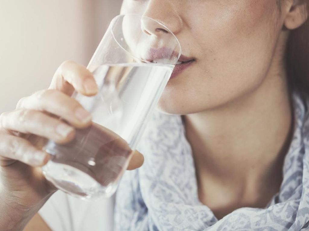 Lebih Banyak Duduk di Kantor, Jangan Lupakan Minum Air Mineral Lebih Banyak Duduk di Kantor, Jangan Lupakan Minum Air Mineral