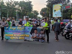 Polisi Lamongan Bagikan Takjil Sambil Kampanye Keselamatan Lalu lintas