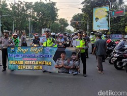 Polisi Lamongan Bagikan Takjil Sambil Kampanye Keselamatan Lalu lintas