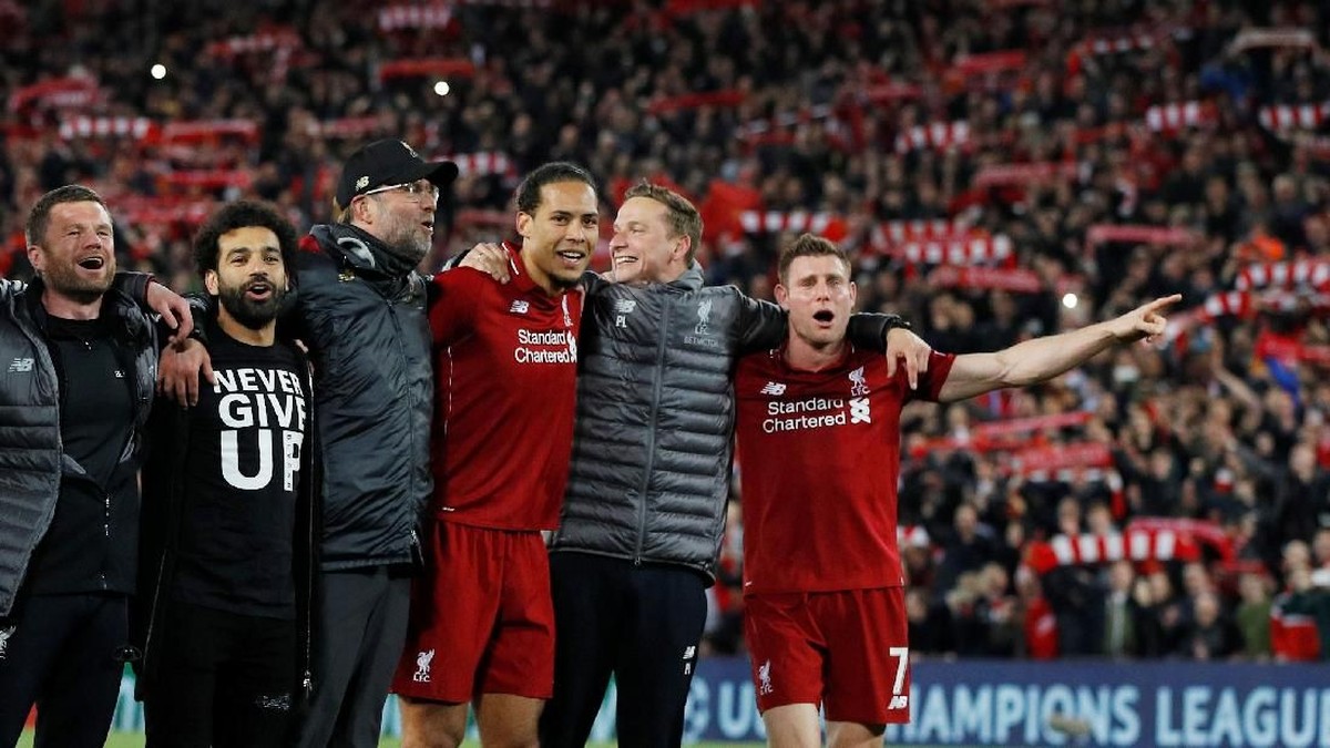 Pemain Liverpool dan manajer Juergen Klopp merayaan keberhasilan lolos ke final Liga Champions. (Foto: Phil Noble/Reuters)