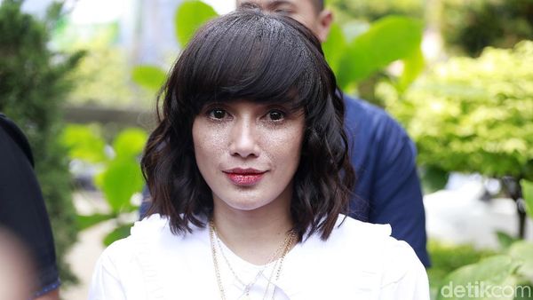 Dear Tukang Bully, Lihat Tatapan Ussy Sulistiawaty Ini!