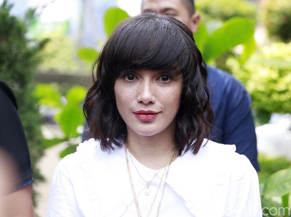 Dear Tukang Bully, Lihat Tatapan Ussy Sulistiawaty Ini!