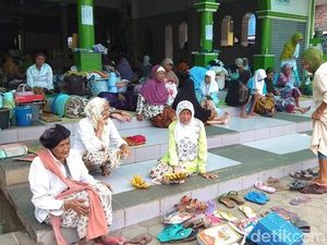 Ketika Para Lansia Ramai-ramai Nyantri di Masjid Agung Payaman Magelang