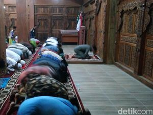 Video Salat Tarawih Kilat di Cirebon, 23 Rakaat Hanya 7 Menit Video Salat Tarawih Kilat di Cirebon, 23 Rakaat Hanya 7 Menit
