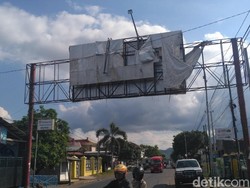 Reklame di Jalur Pantura Situbondo Nyaris Runtuh, Awas Jatuh Korban!