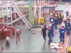 Kapal Pertamina Selamatkan 9 ABK Kapal Ikan di Krueng Raya