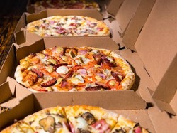 Mulia! Wanita Kristiani Ini Belikan Pizza untuk Ojol Buka Puasa