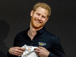 Baru Punya Anak, Pangeran Harry Bangga Pakai Baju I Am Daddy