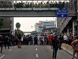 Jalan Thamrin-Monas Tertutup Massa Demo di Bawaslu, Lalin Dialihkan