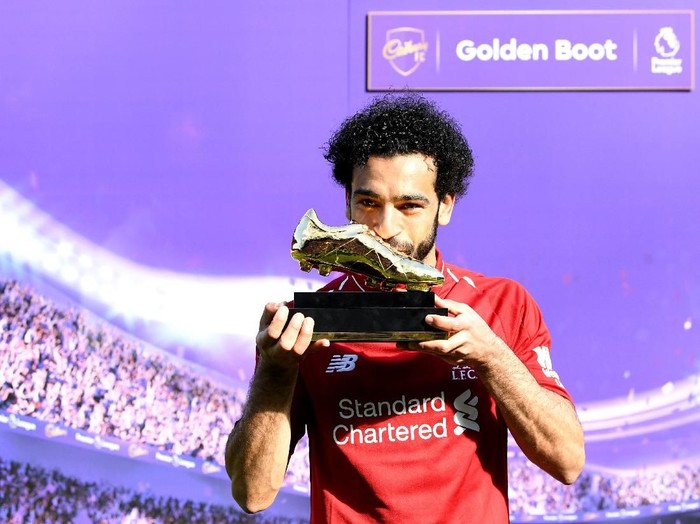 LIVERPOOL, ENGLAND - MAY 13:  Mohamed Salah of Liverpool pose for a photo with his Premier League Golden Boot Award after the Premier League match between Liverpool and Brighton and Hove Albion at Anfield on May 13, 2018 in Liverpool, England.  (Photo by Michael Regan/Getty Images)