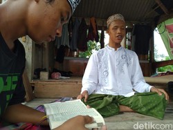 Pria Tunanetra di Mojokerto Ini Penghafal Al Quran Sejak Usia 8 Tahun
