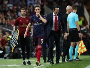 Balasan Oezil pada Fans Valencia: Ssst...! Balasan Oezil pada Fans Valencia: Ssst...!