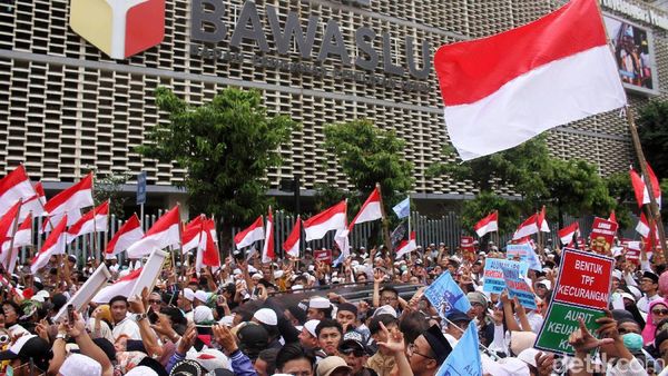 Begini Penampakan Massa Aksi di Depan Bawaslu