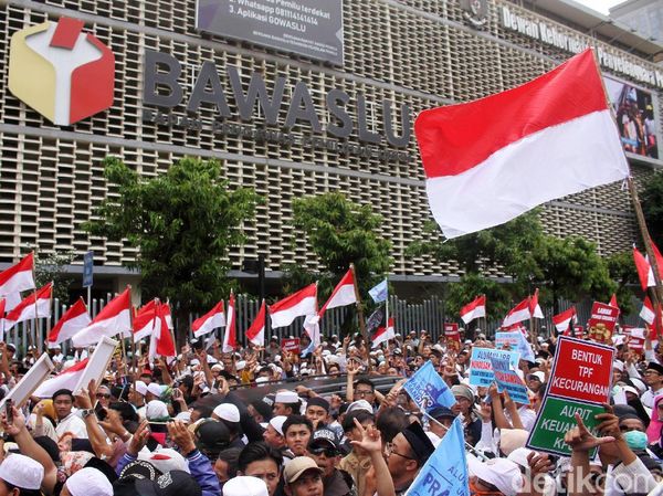 Begini Penampakan Massa Aksi di Depan Bawaslu