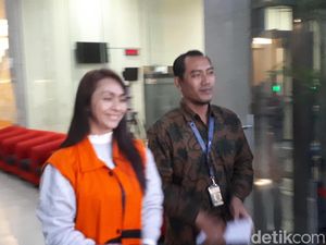 Tak Lagi Bertopi, Kini Bupati Talaud Umbar Senyum Usai Diperiksa KPK Tak Lagi Bertopi, Kini Bupati Talaud Umbar Senyum Usai Diperiksa KPK