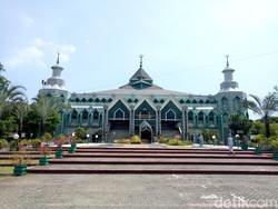 Megahnya Masjid Terbesar di Timur Indonesia