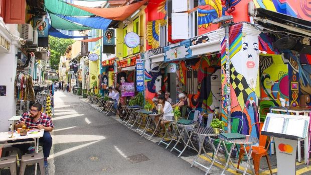 Singapore, Singapore - January 30, 2019 : Haji Lane is the Kampong Glam quarter famous for its cafes, restaurants and shops.