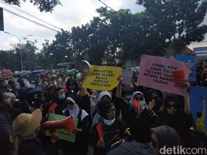 Bersenjata Panci, Emak-emak Desak KPU Autopsi Jasad Petugas KPPS