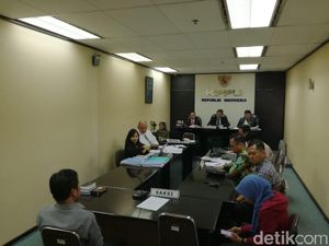 7 Saksi Dihadirkan di Kasus Dugaan Wajib Stack Pelabuhan L. Say Maumere 7 Saksi Dihadirkan di Kasus Dugaan Wajib Stack Pelabuhan L. Say Maumere
