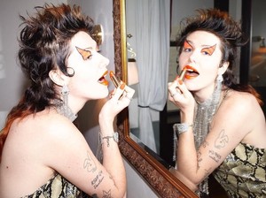 Gucci Tampilkan Iklan Lipstik dengan Model Bergigi Kuning dan Ompong Gucci Tampilkan Iklan Lipstik dengan Model Bergigi Kuning dan Ompong