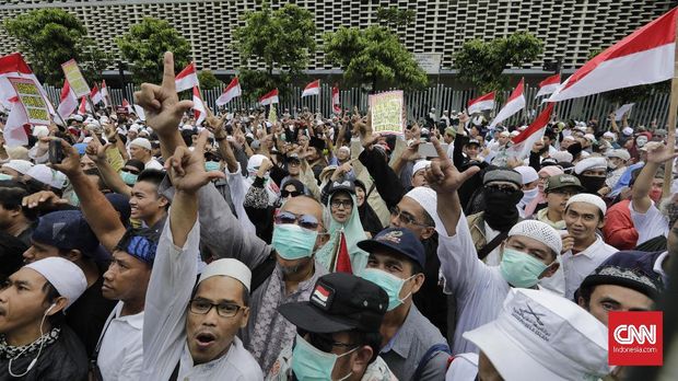Unjuk rasa menuntut pengusutan dugaan kecurangan pemilu di depan gedung Bawaslu.