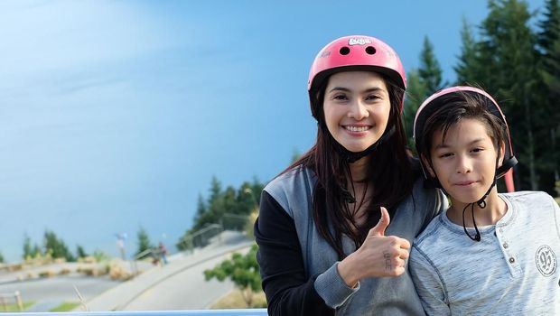 Maudy Koesnaedi dan anaknya
