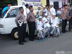Ngabuburit Asyik Polisi Lamongan, Bagi-bagi Takjil Sambil Selawatan