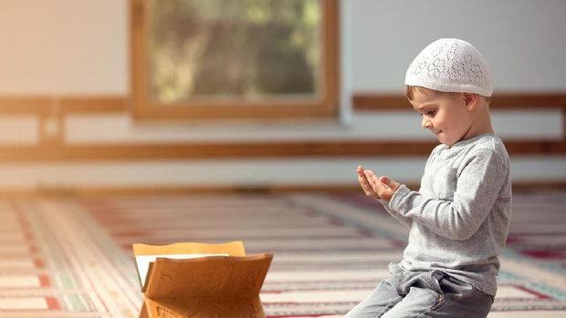 Ramadan Kareem,The Muslim boy prays in the mosque, the little boy prays to God,Peace and love in the holy month of Ramadan,lifestyle concept