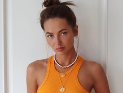 Selebgram Seksi Ini Jadi Kontroversi, Hadir di Parade Hari Kemenangan Rusia