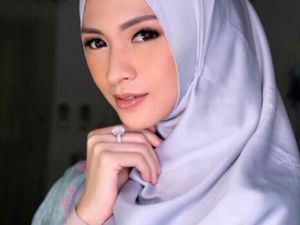 Usai Menutup Aurat, Donita Kebanjiran Kiriman Hijab Usai Menutup Aurat, Donita Kebanjiran Kiriman Hijab