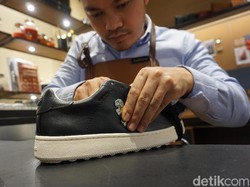 Menjajal Tren Customized Sneakers di Butik Coach Jakarta