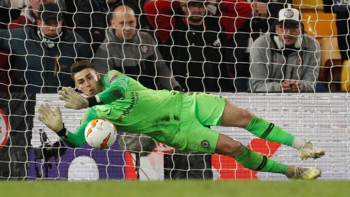 Kepa Arrizabalaga jadi pahlawan dalam adu penalti kontra Eintracht Frankfurt (John Sibley/Reuters) Kepa Arrizabalaga jadi pahlawan dalam adu penalti kontra Eintracht Frankfurt (John Sibley/Reuters)