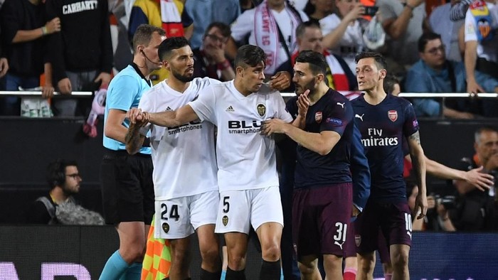 VALENCIA, SPAIN - MAY 09:  Gabriel Paulista of Valencia and Sead Kolasinac of Arsenal clash at full time after the UEFA Europa League Semi Final Second Leg match between Valencia and Arsenal at Estadio Mestalla on May 09, 2019 in Valencia, Spain. (Photo by Alex Caparros/Getty Images)