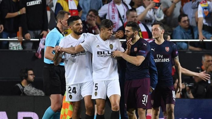 Keributan terjadi antara pemain Valencia dan Arsenal di akhir laga. (Foto: Alex Caparros/Getty Images) Keributan terjadi antara pemain Valencia dan Arsenal di akhir laga. (Foto: Alex Caparros/Getty Images)