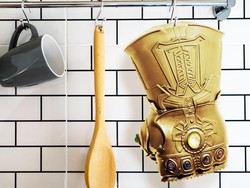 Dijamin Empuk! Sarung Tangan Thanos Ini Bisa Bantu Melunakkan Daging