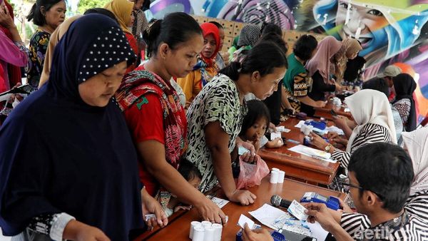 Warga Tumpah Ruah di Pasar Murah Penjaringan