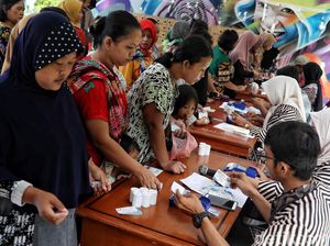 Warga Tumpah Ruah di Pasar Murah Penjaringan